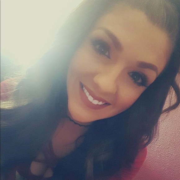 Profile Picture of Amanda Vawter (@amandavawter) on Poshmark