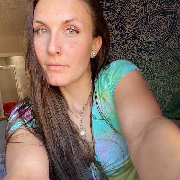 Profile Picture of Lana Henkel (@blackhibiscus0) on Poshmark