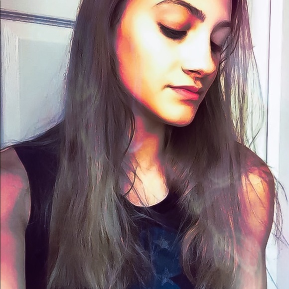 Profile Picture of Hannah Arch (@hannah_arch) on Poshmark