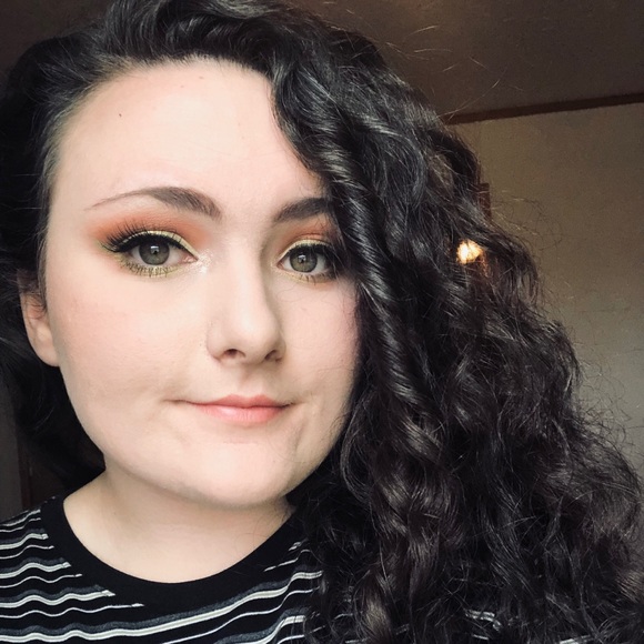 Profile Picture of Krystal Singleton (@krystallesheaa) on Poshmark