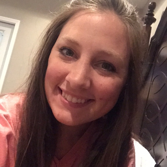 Profile Picture of Amanda Seal (@aseal329) on Poshmark