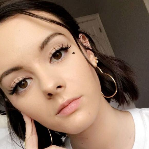 Profile Picture of Carly Shaw (@carly404shaw) on Poshmark