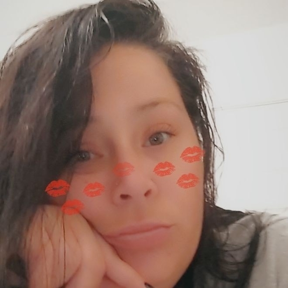 Profile Picture of Elizabeth Huffman (@ehuffman860) on Poshmark