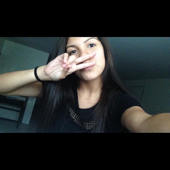 Profile Picture of Daniela Robledo (@daniiielaa) on Poshmark