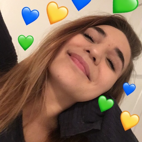 Profile Picture of Mia Baldessari (@miabaldessari) on Poshmark