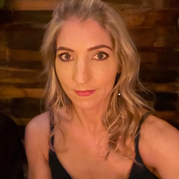 Profile Picture of Carrie Milliard (@carriemilliard) on Poshmark