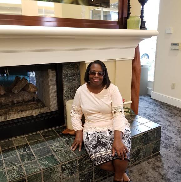 Profile Picture of Lisa Yates (@lisayates114) on Poshmark