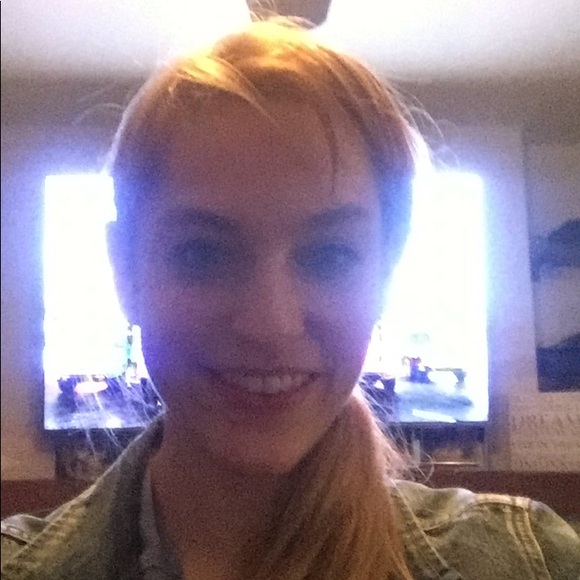 Profile Picture of Elizabeth Davaro (@edavaro) on Poshmark