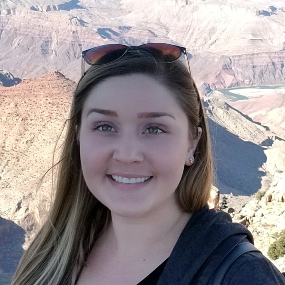 Profile Picture of Danielle Sailer (@desailer) on Poshmark