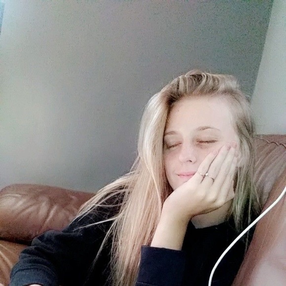 Profile Picture of Macy Moats (@macemoats) on Poshmark