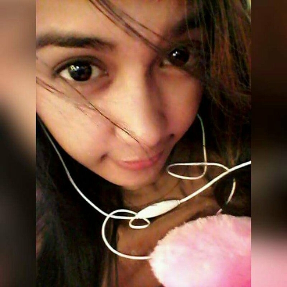 Profile Picture of Sofhia trinity Allegre (@quuentopacio) on Poshmark
