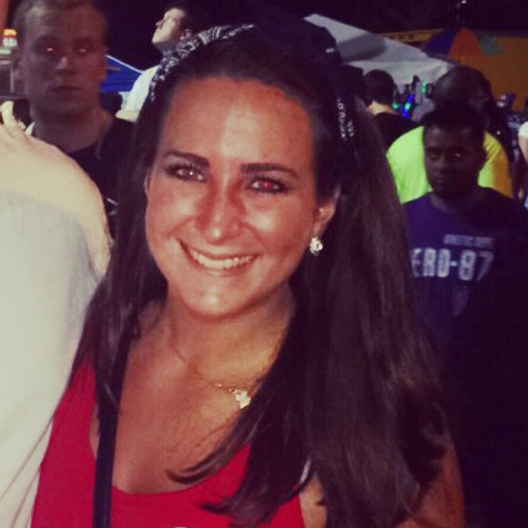 Profile Picture of Courtney Guisewhite (@cguisewhite) on Poshmark