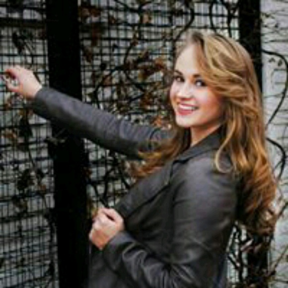 Profile Picture of Courtney Deuschle (@cedeuschle) on Poshmark