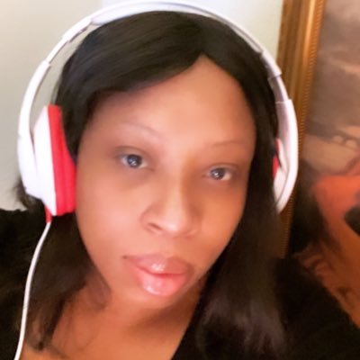 Profile Picture of Nina Saxon (@mysisterskeeper) on Twitter