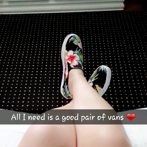 Profile Picture of Lexi Lex (@lexiwine) on Poshmark