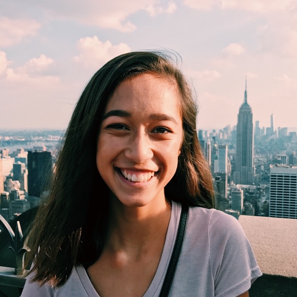 Profile Picture of Isabelle Antolin (@isabelleantolin) on Poshmark