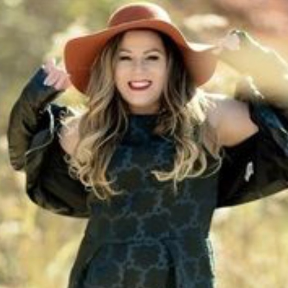 Profile Picture of Sarah Ghellers (@sarahsposhy) on Poshmark