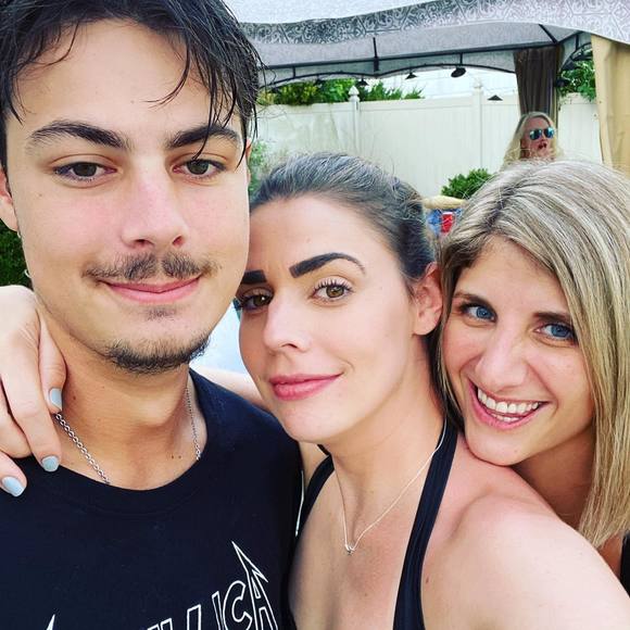 Profile Picture of Danielle Hansbury (@dhansbury) on Poshmark