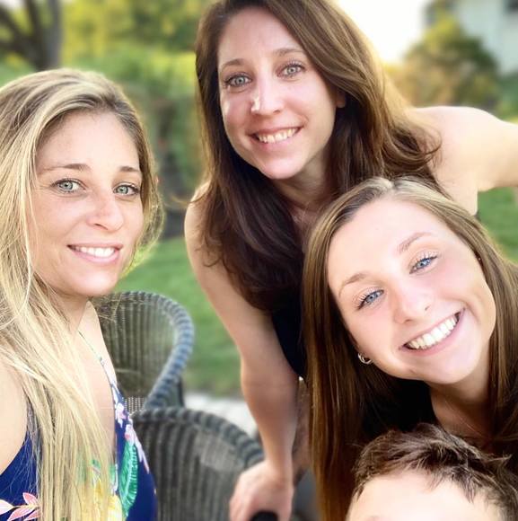 Profile Picture of Nicole Mellbye (@nikkim1713) on Poshmark