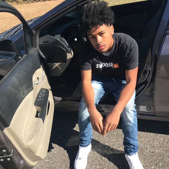 Profile Picture of Paul Curry (@paulcurry) on Poshmark