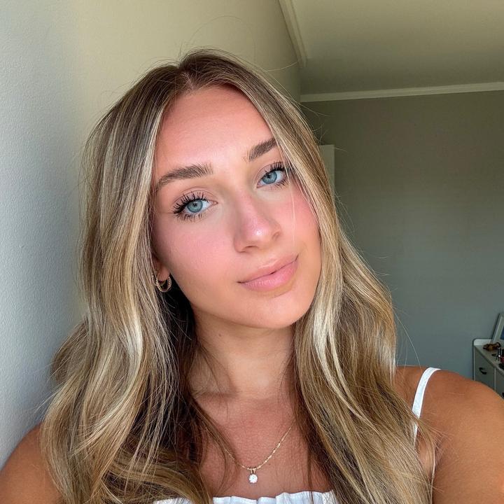 Profile Picture of   people these days 🤢... (@ellx0x0) on Tiktok