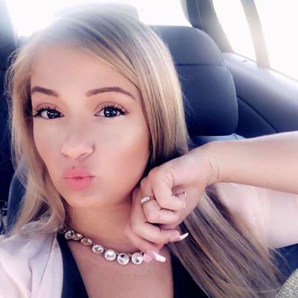 Profile Picture of April Ranghelli (@teflonblonde) on Poshmark