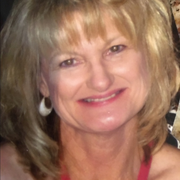 Profile Picture of Lisa Tanner (@lisat1960_3) on Poshmark