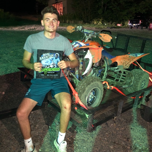 Avery Curley - Poshmark Profile Picture of Avery Curley (@averyc12) on Poshmark