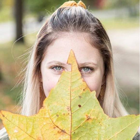 Profile Picture of Hannah Appoloni (@firework_hannah) on Poshmark