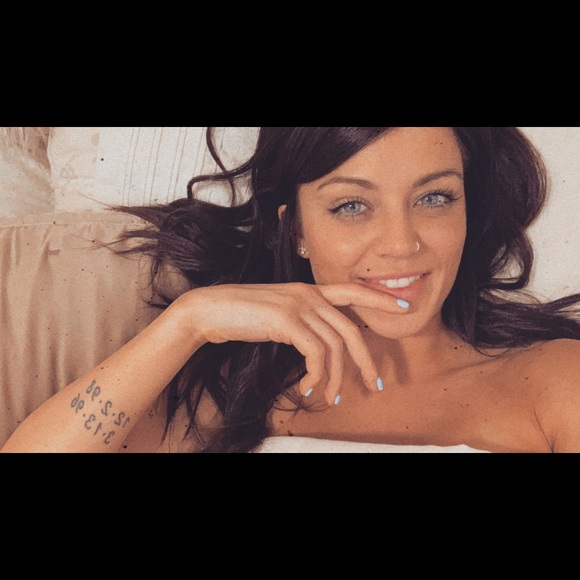 Profile Picture of Larissa Roberts (@larissapeniche) on Poshmark
