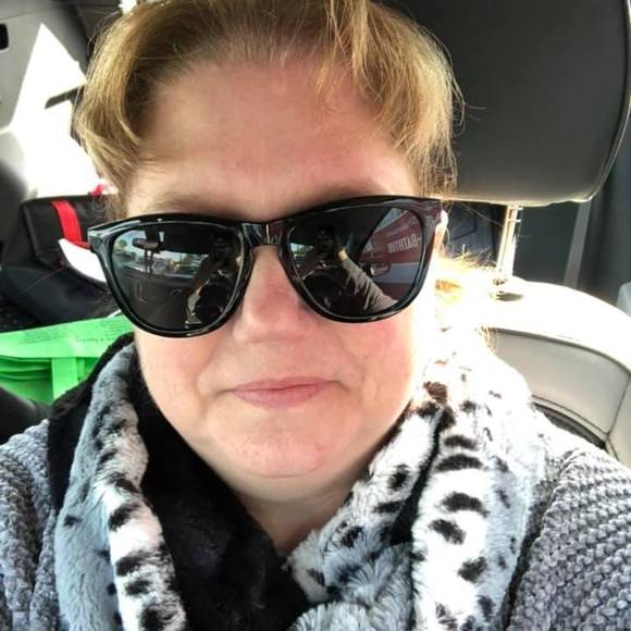 Profile Picture of Tina Sandone (@tinamsand) on Poshmark