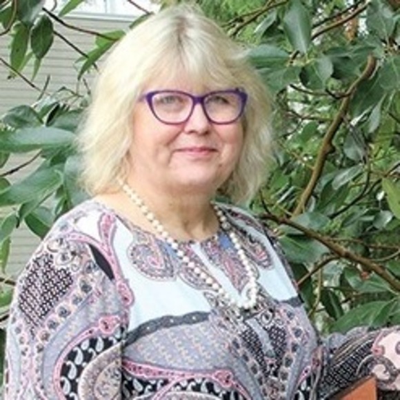 Profile Picture of Phyllis Carlyle (@phylliscarlyle) on Poshmark
