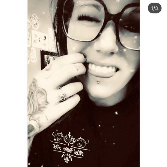 Profile Picture of Melody Pollender (@melodyflower666) on Poshmark