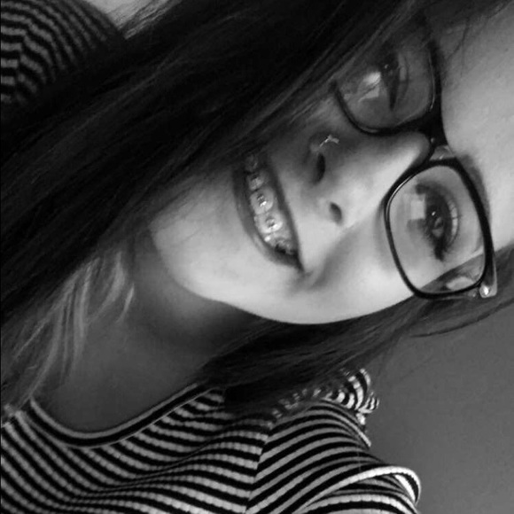 Profile Picture of Alexa Edwards (@lexiedwardssss) on Poshmark