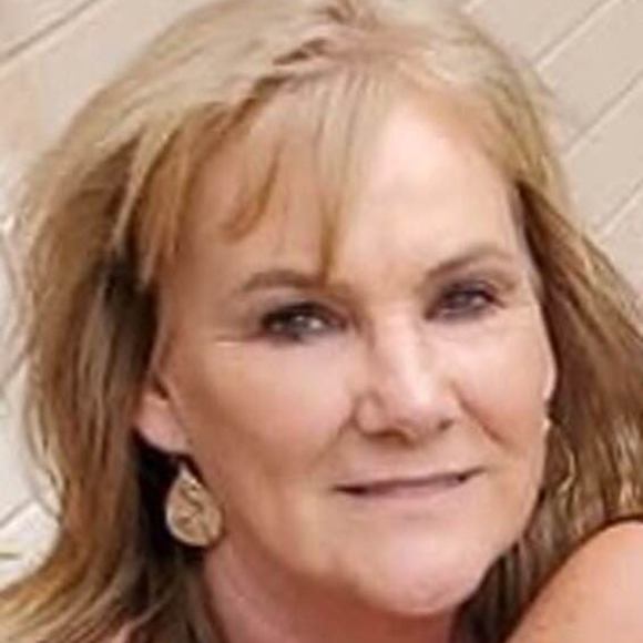 Profile Picture of Carolyn Harvey (@scarolharvey) on Poshmark