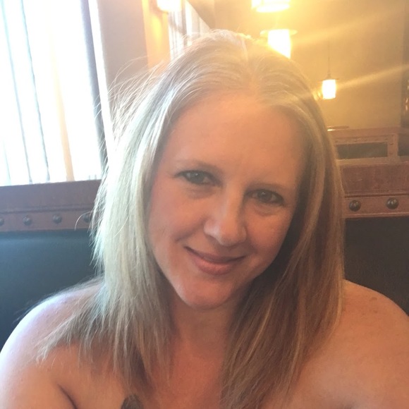 Profile Picture of Tracy Wawrzyniak (@twawrzyniak) on Poshmark