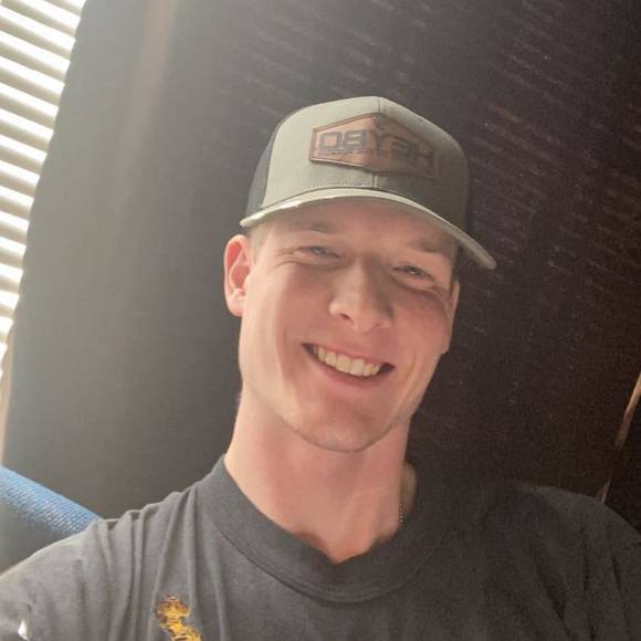 Profile Picture of Clint Huffman (@clinthuffman) on Poshmark
