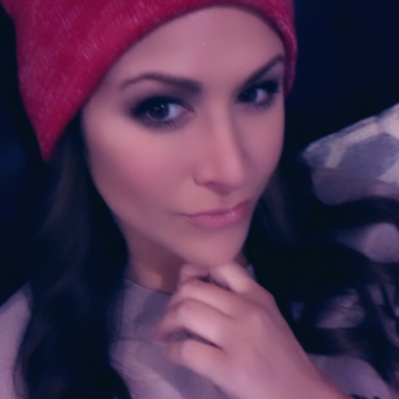 Profile Picture of Kelli r Morethanlupus (@kmorethanlupus) on Poshmark