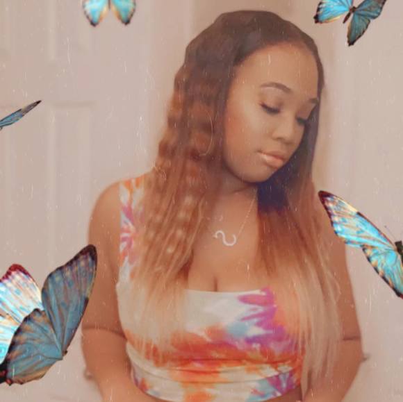 Profile Picture of Sarina Cooper (@ririb16) on Poshmark