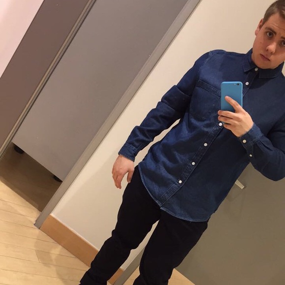 Profile Picture of Dylan Andrews (@dyllman98) on Poshmark