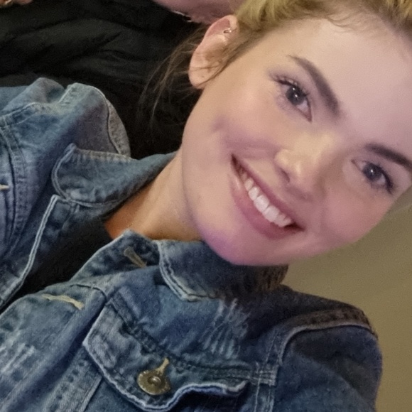 Profile Picture of Bree Blewitt (@breeblewitt) on Poshmark