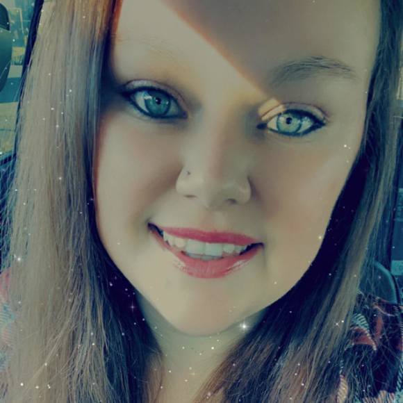 Profile Picture of Amanda Batchelor (@abatchelor33) on Poshmark