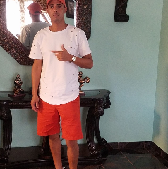 Profile Picture of Leonardo Santiesteban (@lsantiesteban) on Poshmark