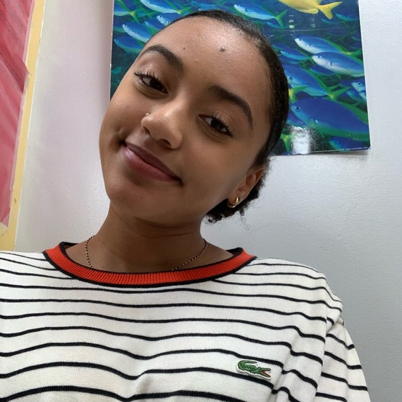 Profile Picture of Adrianna James (@adriannajm) on Poshmark