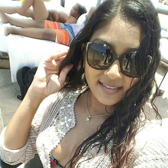 Gina Aparbal - Poshmark Profile Picture of Gina Aparbal (@ginalee12) on Poshmark