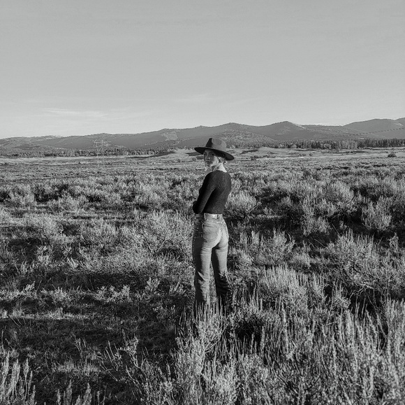 Profile Picture of Andrea Chase (@aandygreenn) on Poshmark