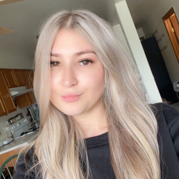 Profile Picture of Karina Shtogrin (@kshtogrin) on Poshmark