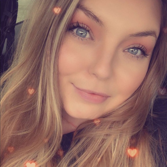 Profile Picture of Briana lynn Boldery (@b_boldery) on Poshmark