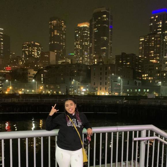 Profile Picture of Cecilia Robles (@pebblesloza) on Poshmark