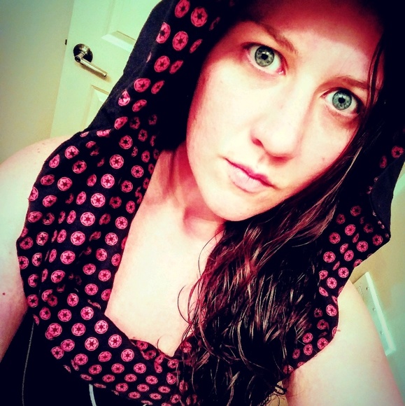 Profile Picture of Amanda Mayer (@4m4nd424) on Poshmark